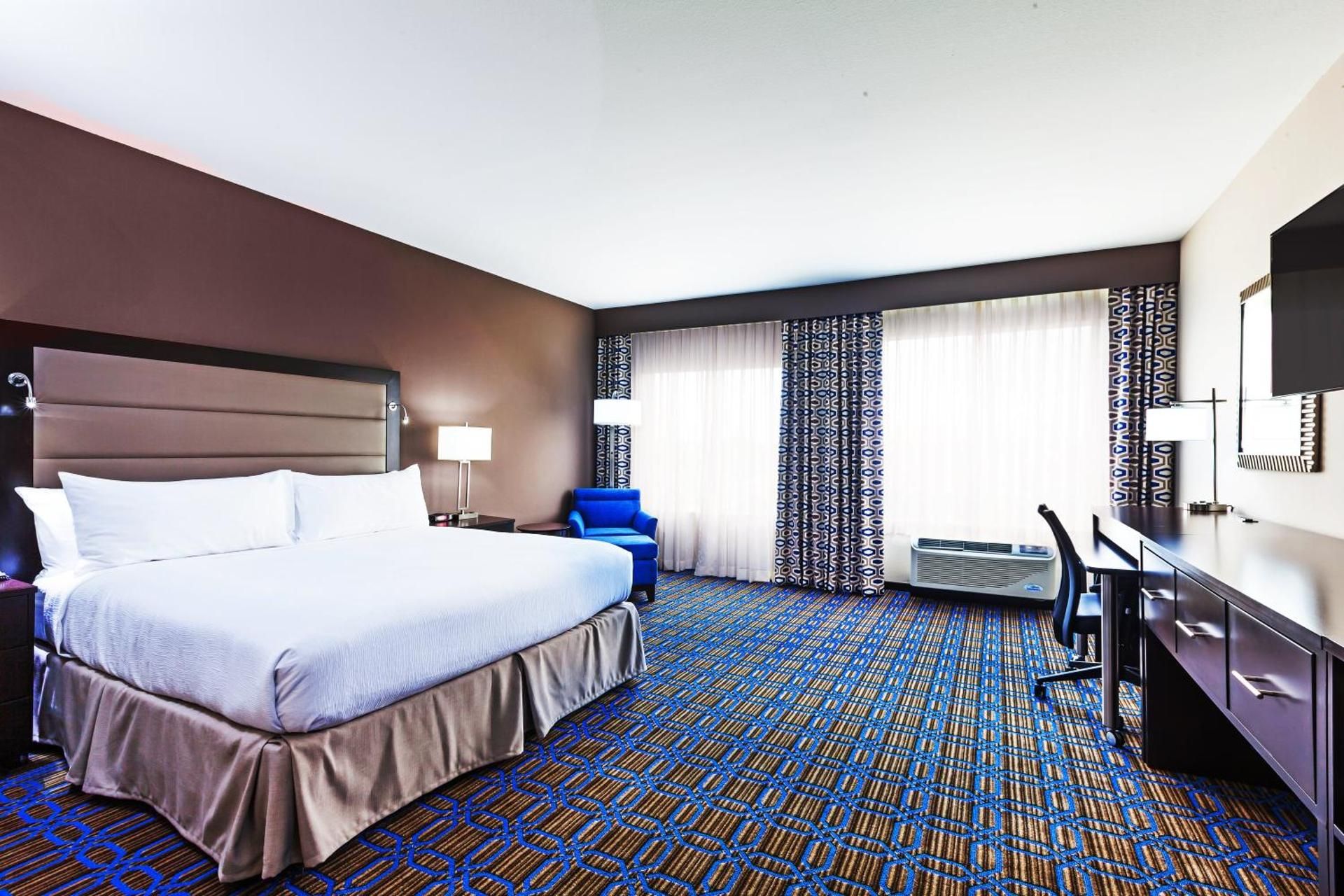 1 King Bed, Nonsmoking, Accessible