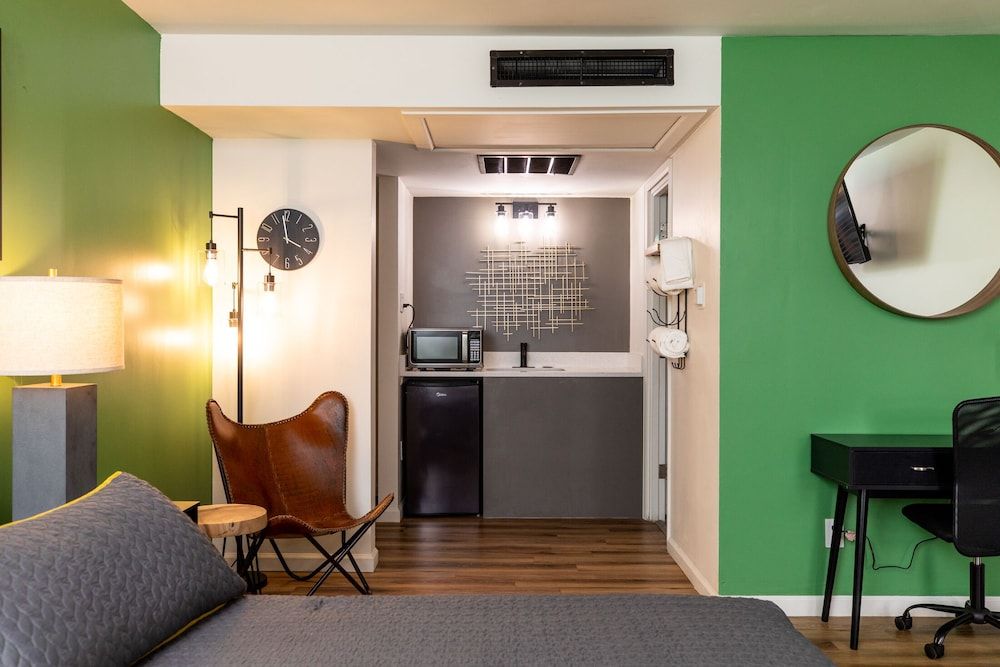 Modern Motel Premium Double Room, 1 King Bed, Non Smoking, Refrigerator & Microwave 6