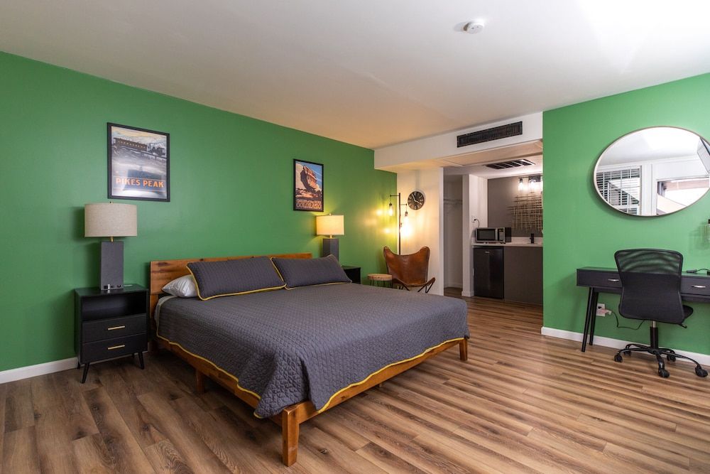 Modern Motel Premium Double Room, 1 King Bed, Non Smoking, Refrigerator & Microwave