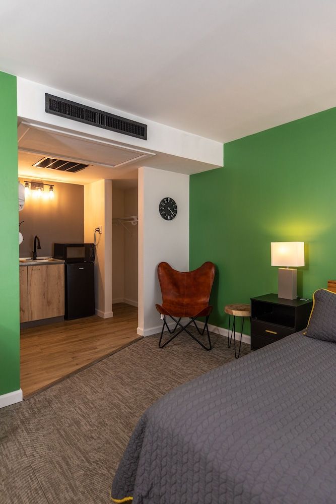 Modern Motel Premium Double Room, 1 King Bed, Non Smoking, Refrigerator & Microwave 7