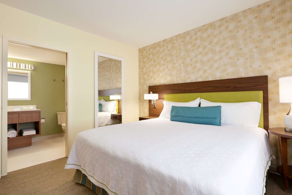 Suite, 1 King Bed with Sofa bed, Accessible, Non Smoking (Kitchen, Bathtub)