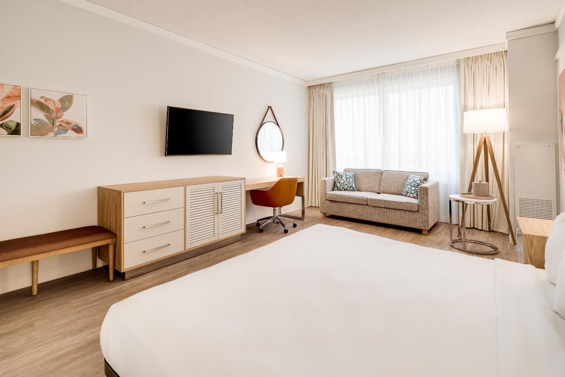 Limited View King Room with Roll-In Shower - Accessible