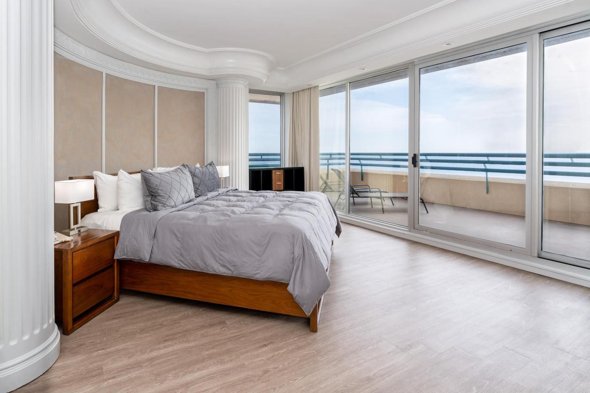 Deluxe Queen Suite