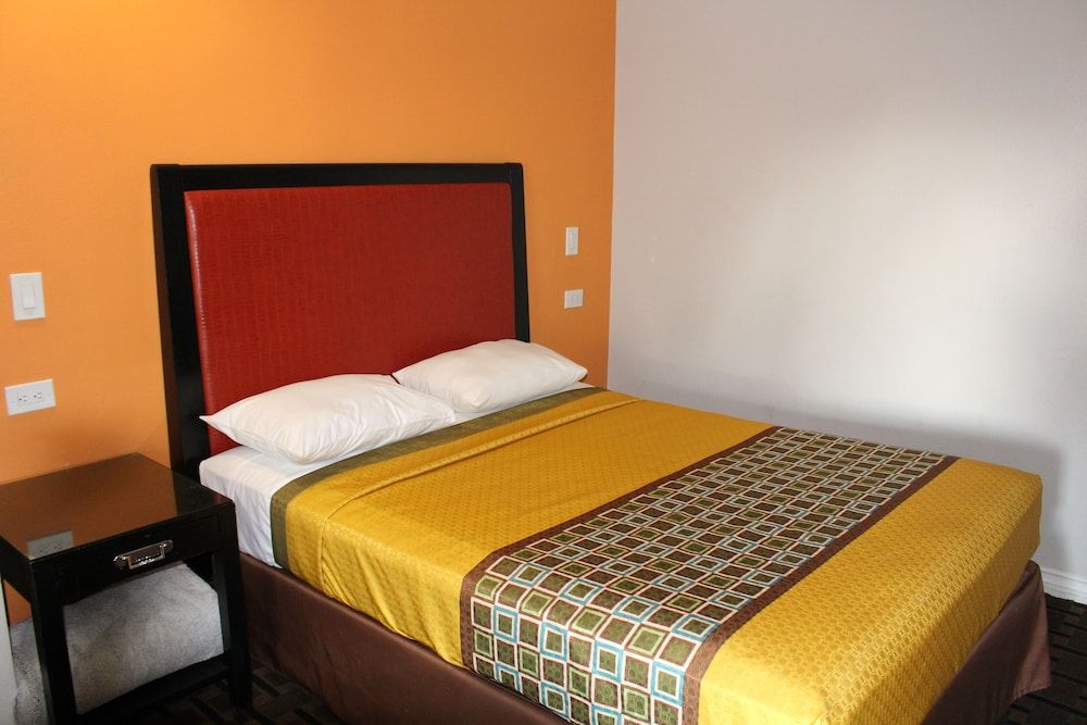 LYFE INN & SUITES by AGA - LAX Airport Standard Room, 1 King Bed 6