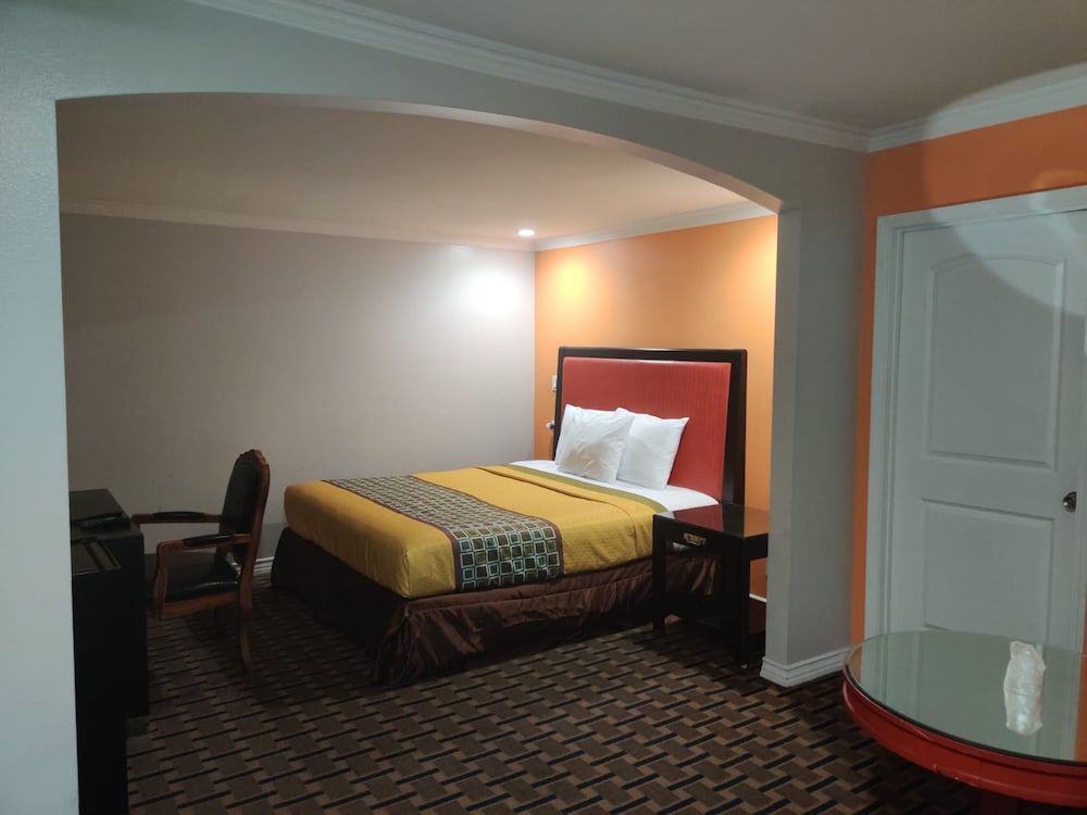 LYFE INN & SUITES by AGA - LAX Airport Standard Room, 1 King Bed 3