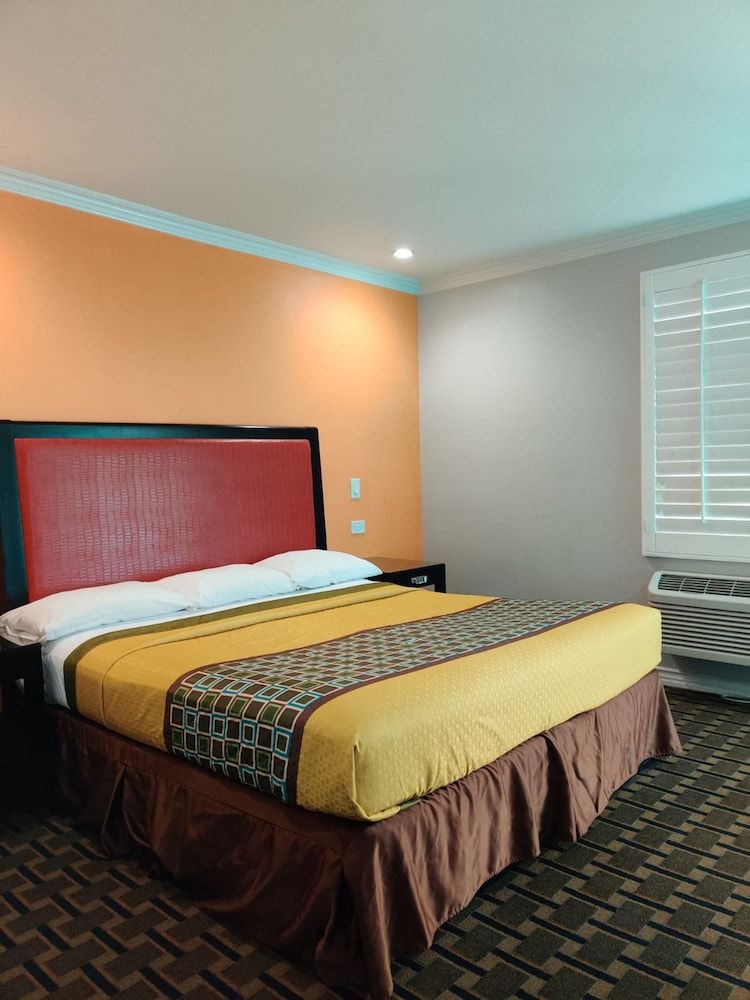 LYFE INN & SUITES by AGA - LAX Airport Standard Room, 1 King Bed 4