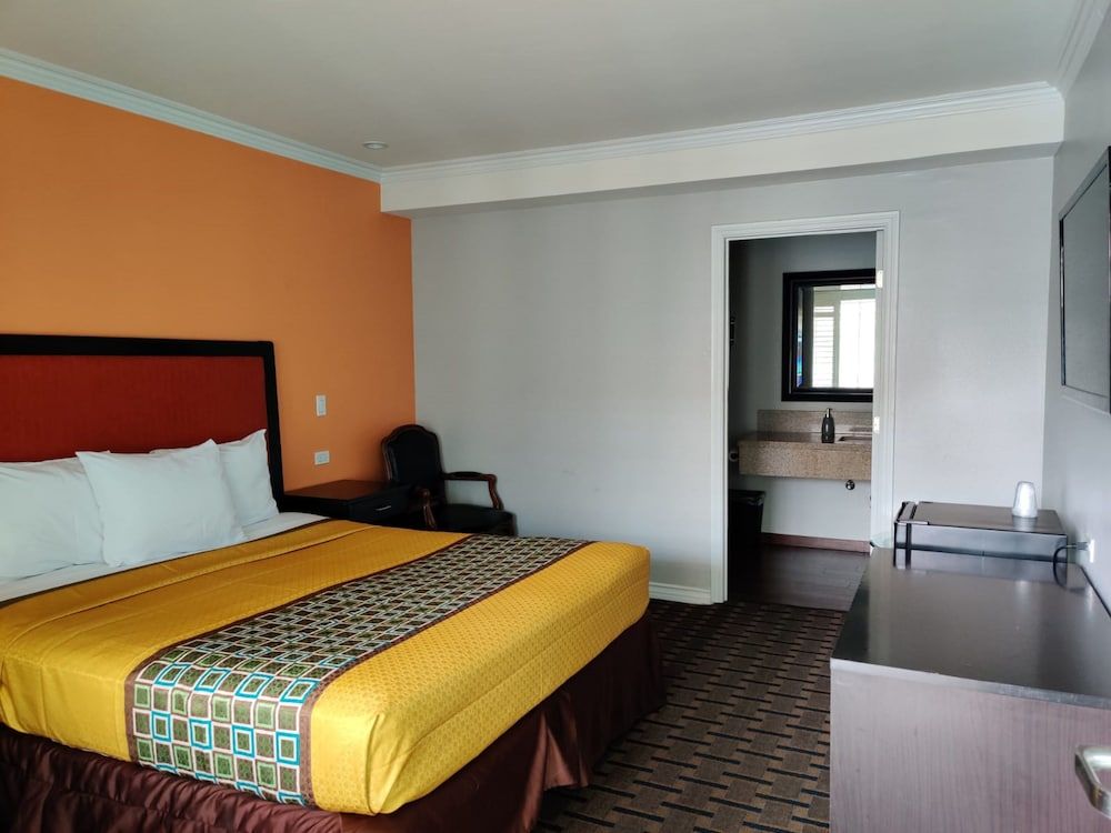 LYFE INN & SUITES by AGA - LAX Airport Standard Room, 1 King Bed 5