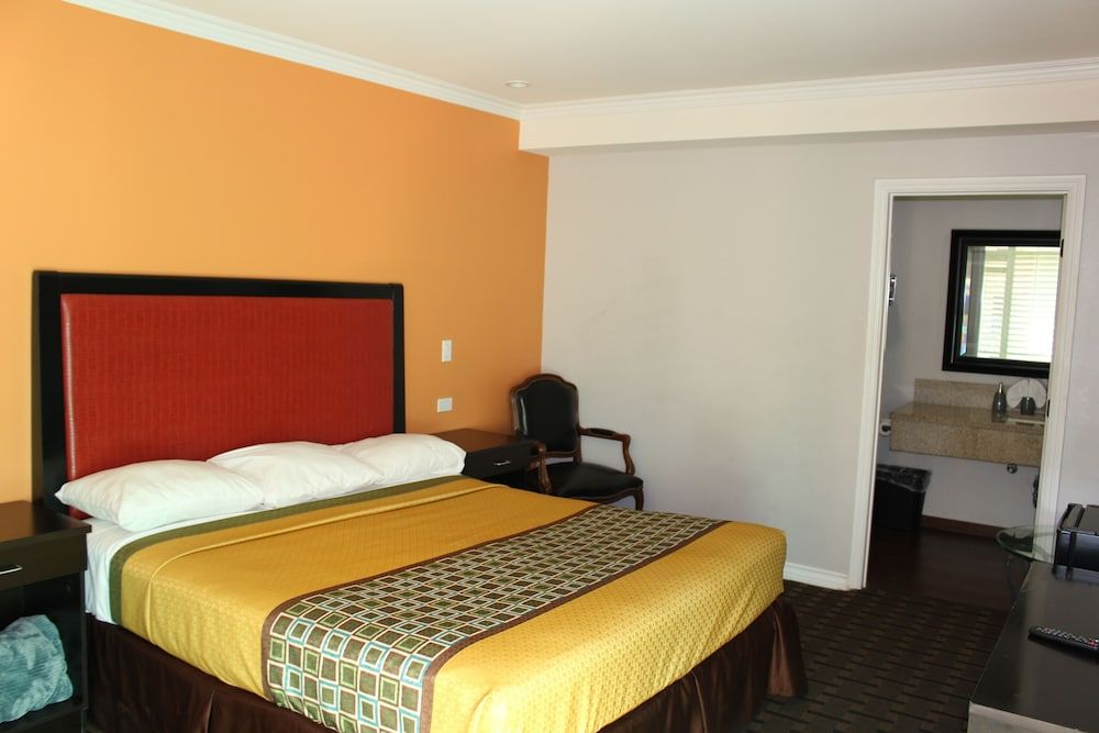 LYFE INN & SUITES by AGA - LAX Airport Standard Room, 1 King Bed 7