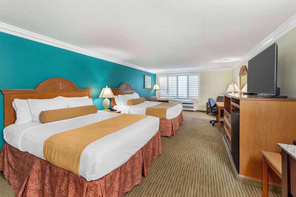 Best Western Harbour Inn & Suites Huntington - Sunset Beach Standard Room, 2 Queen Beds, Non Smoking, Refrigerator & Microwave