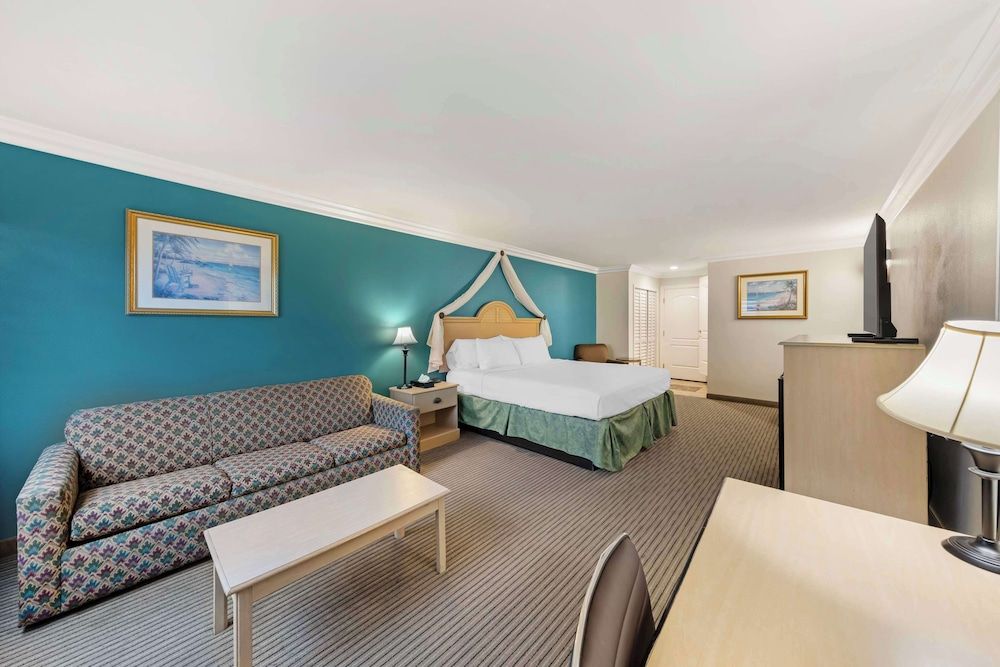 Best Western Harbour Inn & Suites Huntington - Sunset Beach