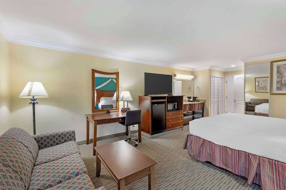 Best Western Harbour Inn & Suites Huntington - Sunset Beach Standard Room, 1 King Bed, Non Smoking, Refrigerator & Microwave 3