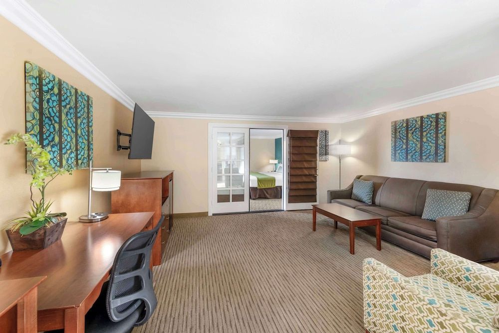 Best Western Harbour Inn & Suites Huntington - Sunset Beach Suite, 1 King Bed, Non Smoking, Balcony 6