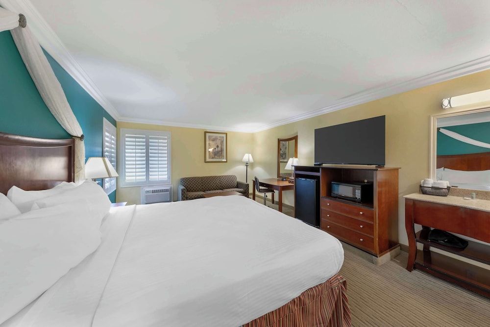 Best Western Harbour Inn & Suites Huntington - Sunset Beach Standard Room, 1 King Bed, Non Smoking, Refrigerator & Microwave 2