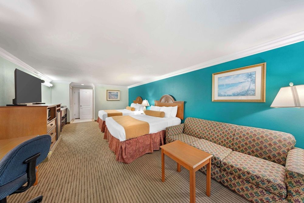 Best Western Harbour Inn & Suites Huntington - Sunset Beach Standard Room, 2 Queen Beds, Non Smoking, Refrigerator & Microwave 2