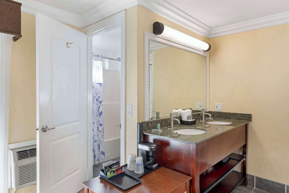 Best Western Harbour Inn & Suites Huntington - Sunset Beach Suite, 1 King Bed, Non Smoking, Balcony 5