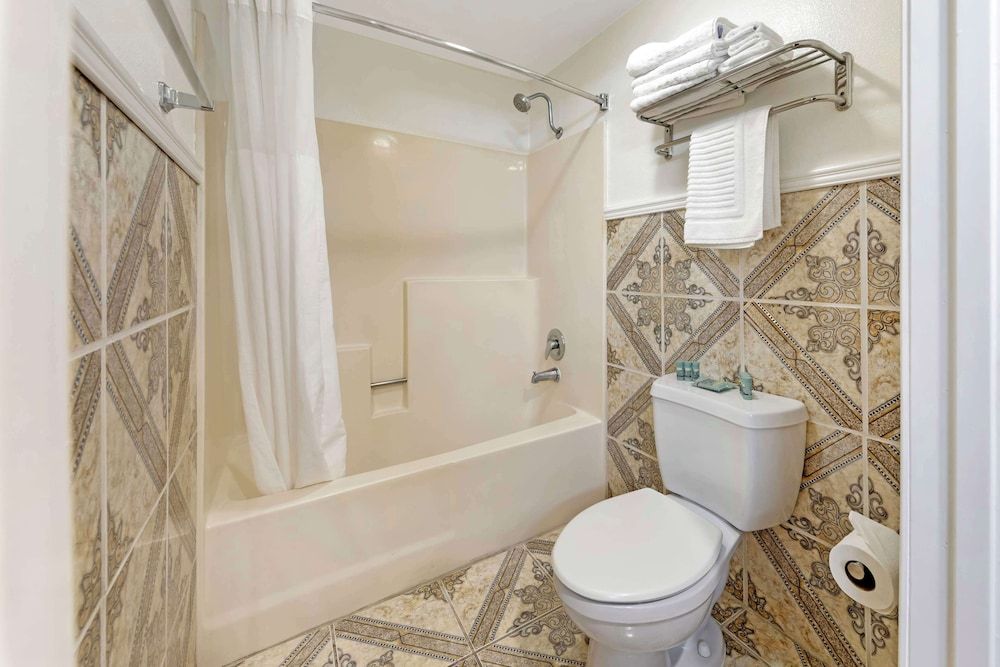 Best Western Harbour Inn & Suites Huntington - Sunset Beach Standard Room, 2 Queen Beds, Non Smoking, Refrigerator & Microwave 4