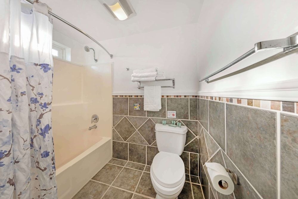 Best Western Harbour Inn & Suites Huntington - Sunset Beach Suite, 1 King Bed, Non Smoking, Balcony 4