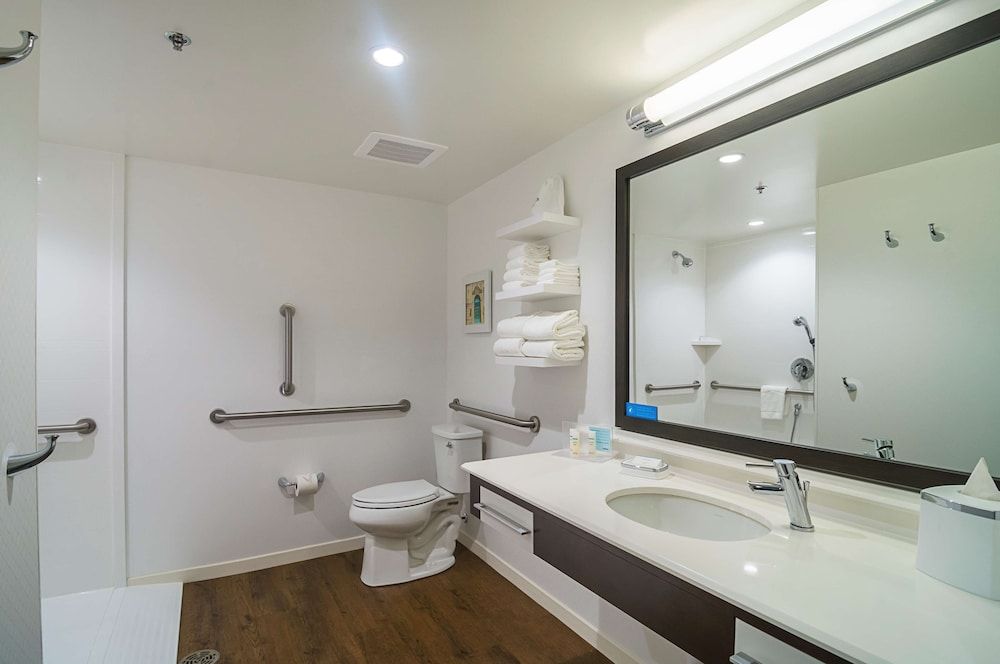 Hampton Inn Chicago North-Loyola Station Room, 2 Queen Beds, Accessible (Roll In Shower, Mobility) 2