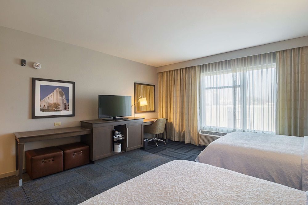 Hampton Inn Chicago North-Loyola Station Room, 2 Queen Beds, Accessible (Roll In Shower, Mobility) 2