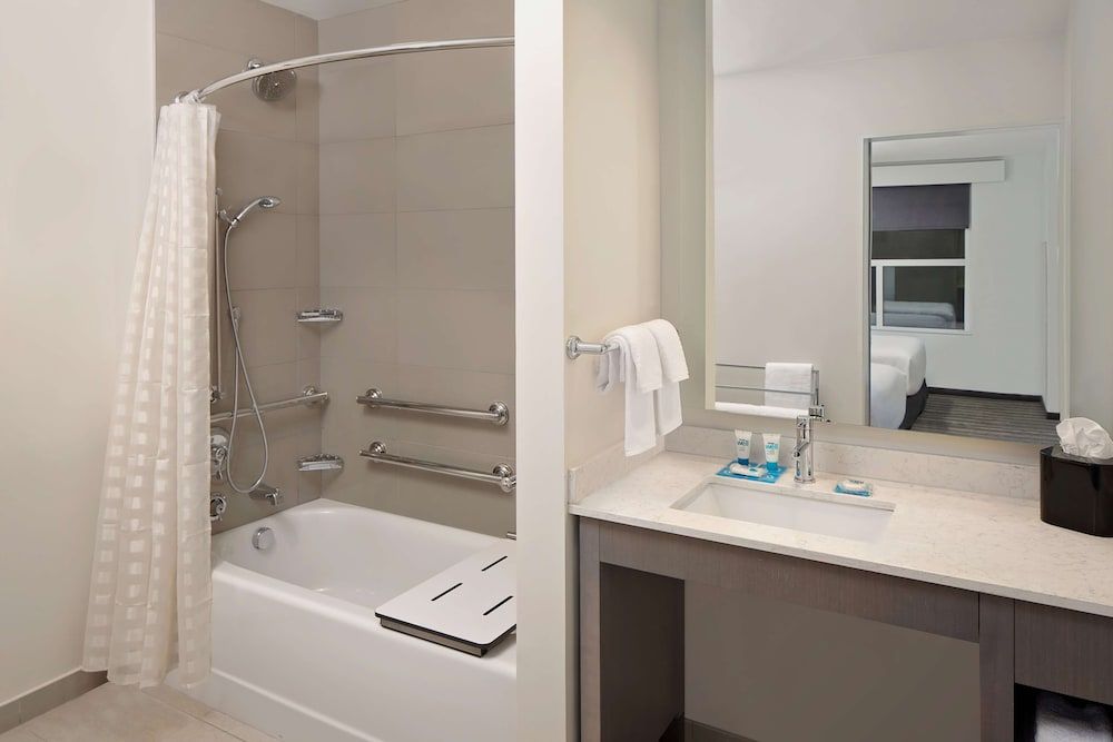 Accessible Den Guestroom/Tub 2 Queen Beds