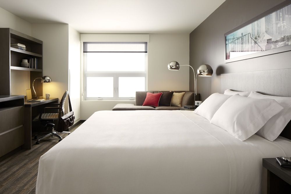 Den Guestroom, 1 King Bed, Accessible (with shower)