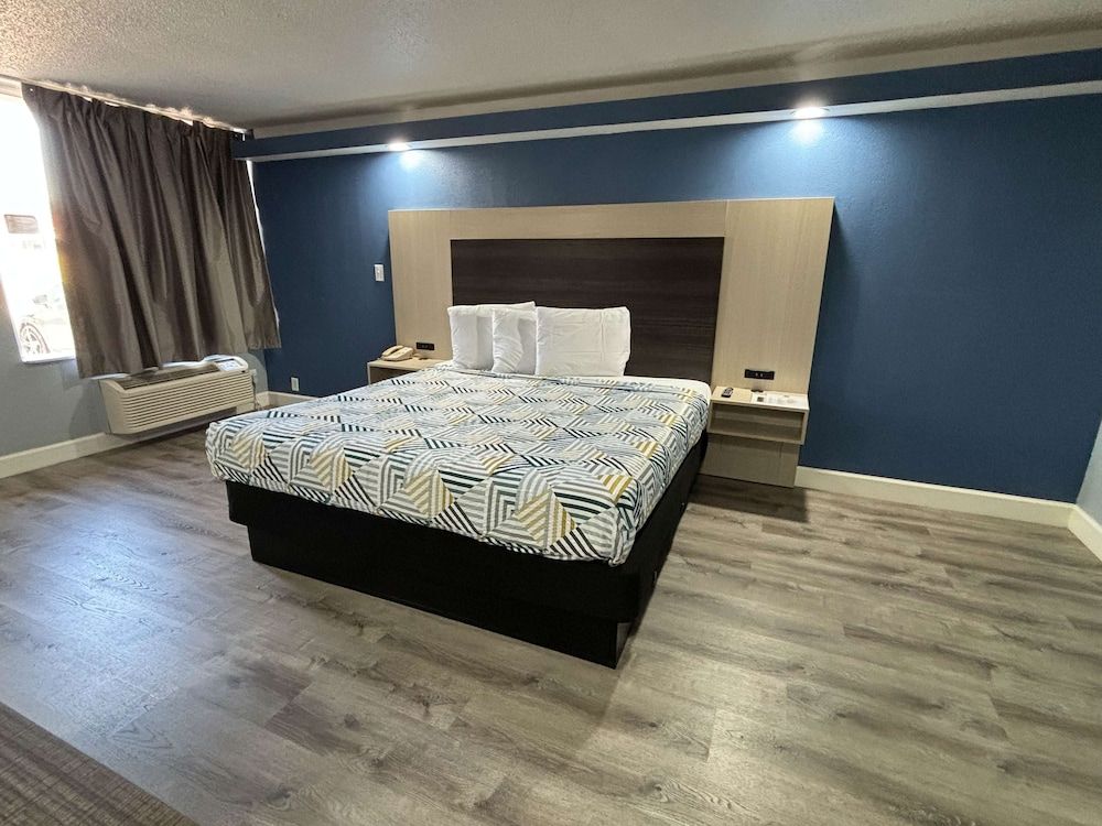 Deluxe Room, 1 King Bed, Smoking, Hot Tub