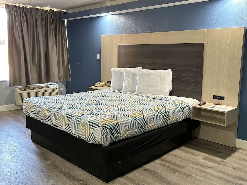 Deluxe Room, 1 King Bed, Smoking, Hot Tub