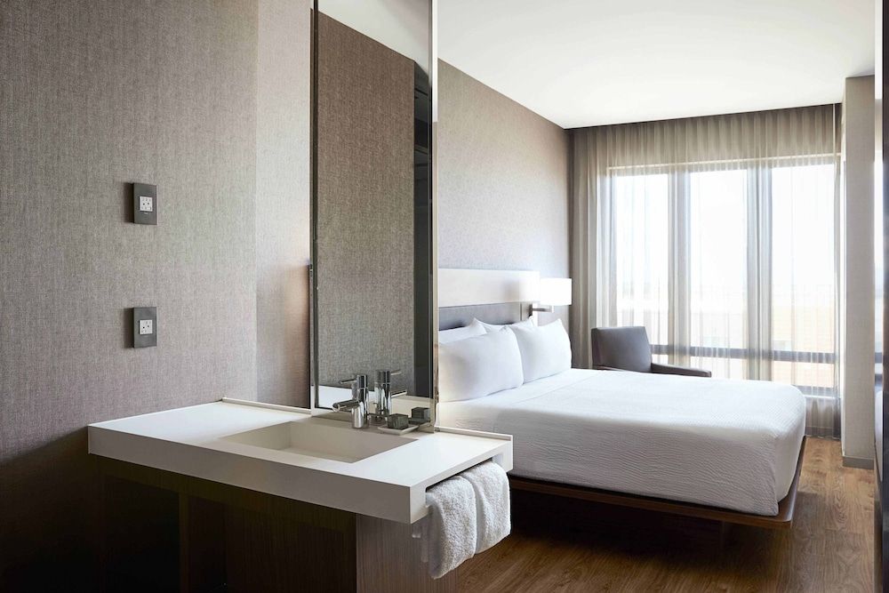 Room, 1 King Bed, Non Smoking (Hearing Accessible)