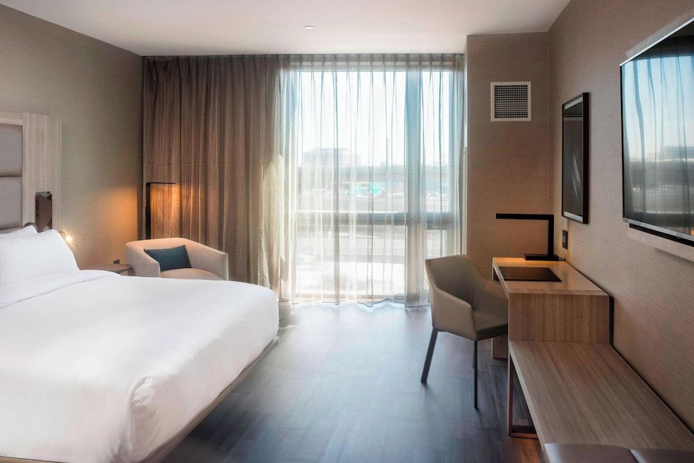 Room, 1 King Bed (Mobility/Hearing Access, Roll-in Shwr)