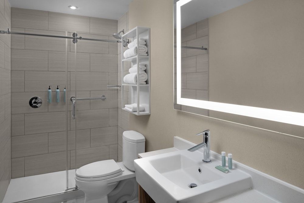 Courtyard by Marriott New York World Trade Center Area Room, 1 King Bed, Non Smoking 4