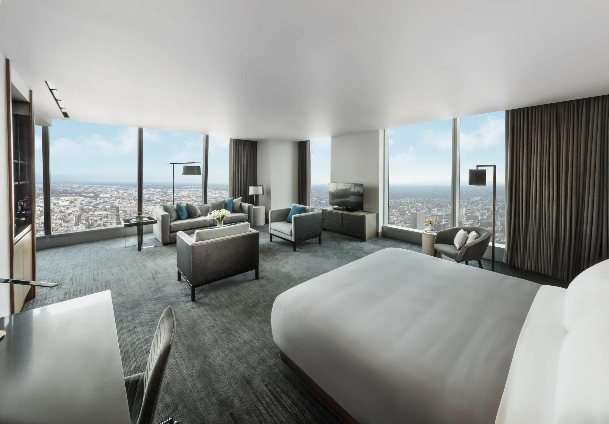 1 King Suite Club Lounge Accessible City View