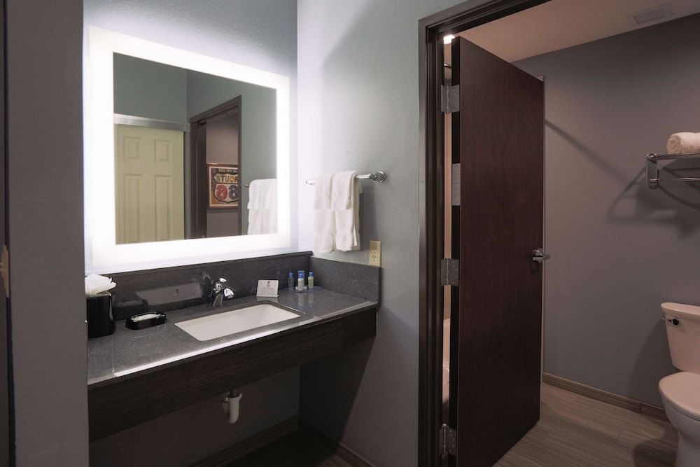 Best Western Plus Wewoka Inn & Suites Standard Room, 1 King Bed, Non Smoking, Refrigerator & Microwave 4