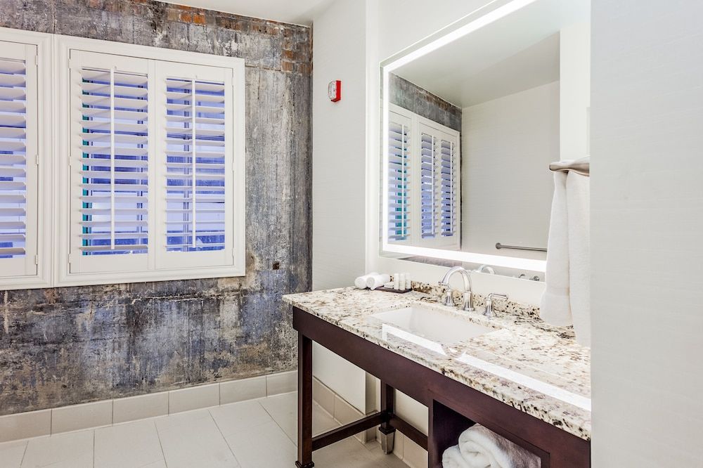 Suite, 2 Queen Beds, Accessible