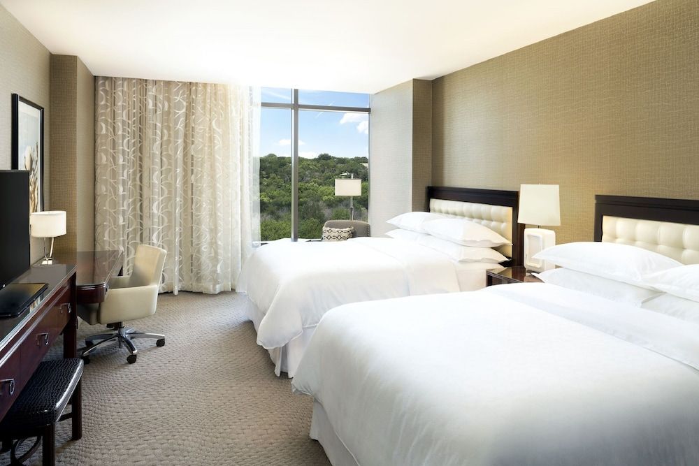 Room, 2 Queen Beds, Pool View