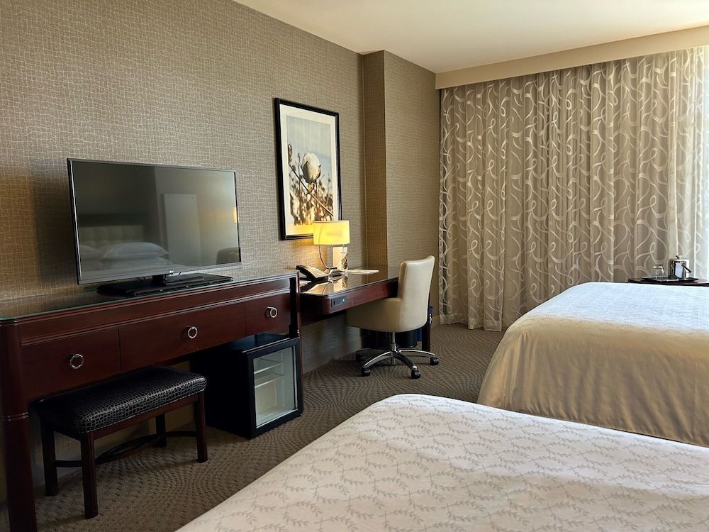 Room, 2 Queen Beds, Pool View