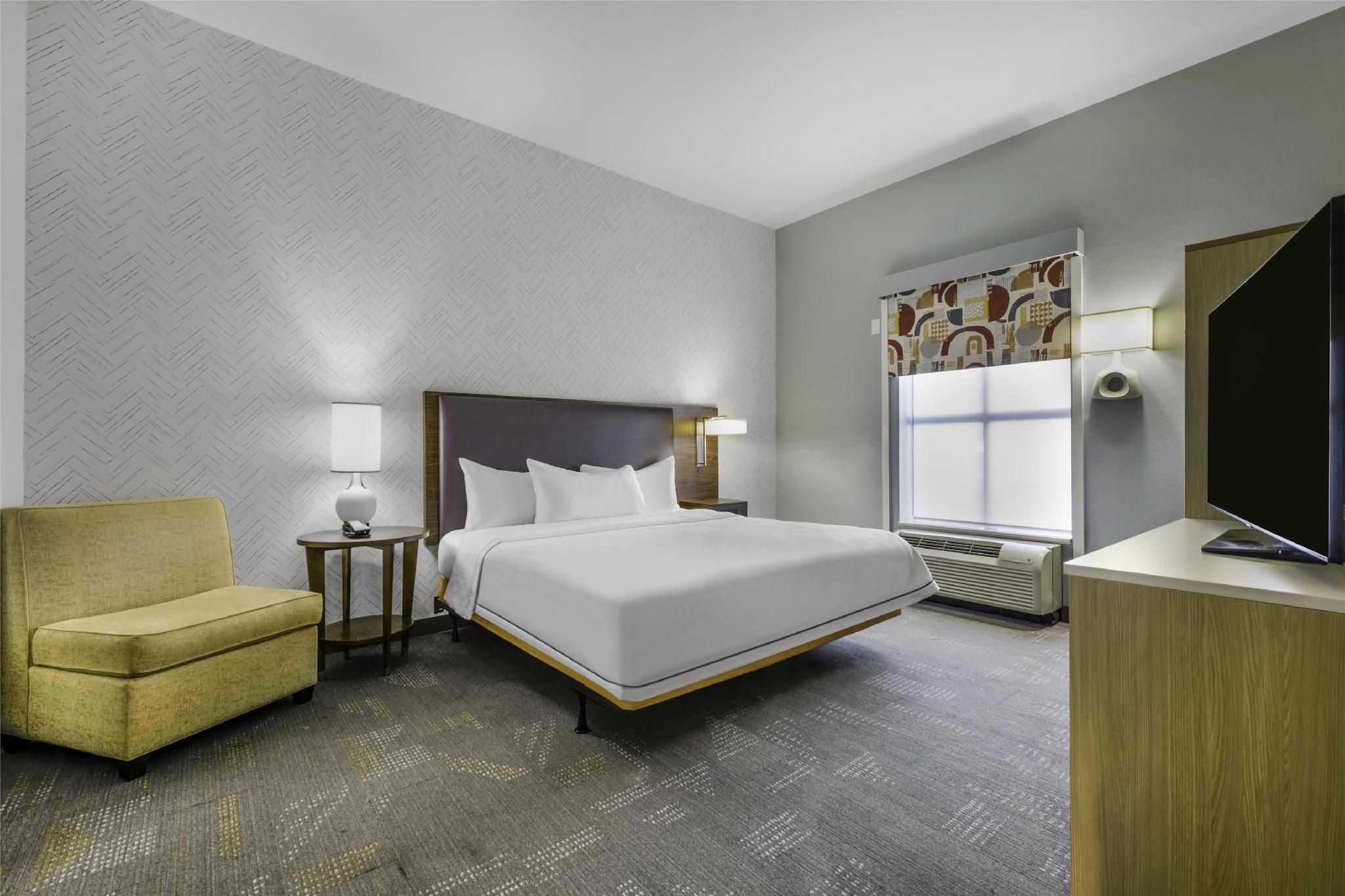 1 KING BED 1 BEDROOM SUITE NONSMOKING