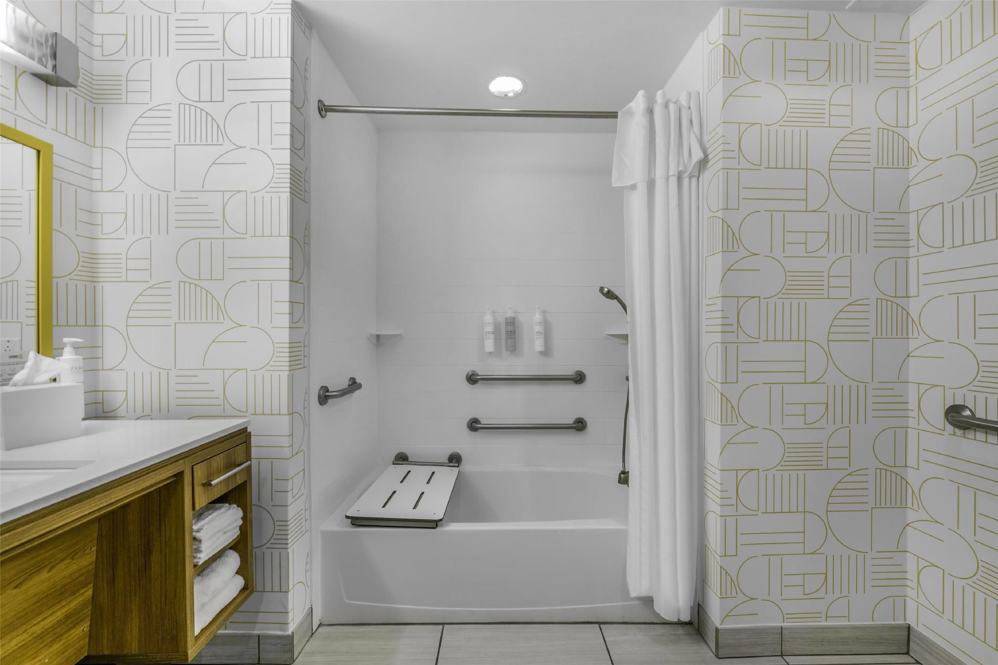2 queen mobilty/hearing access tub studio nosm