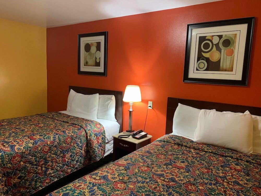 Scottish Inns Double Room, 2 Double Beds, Smoking 4