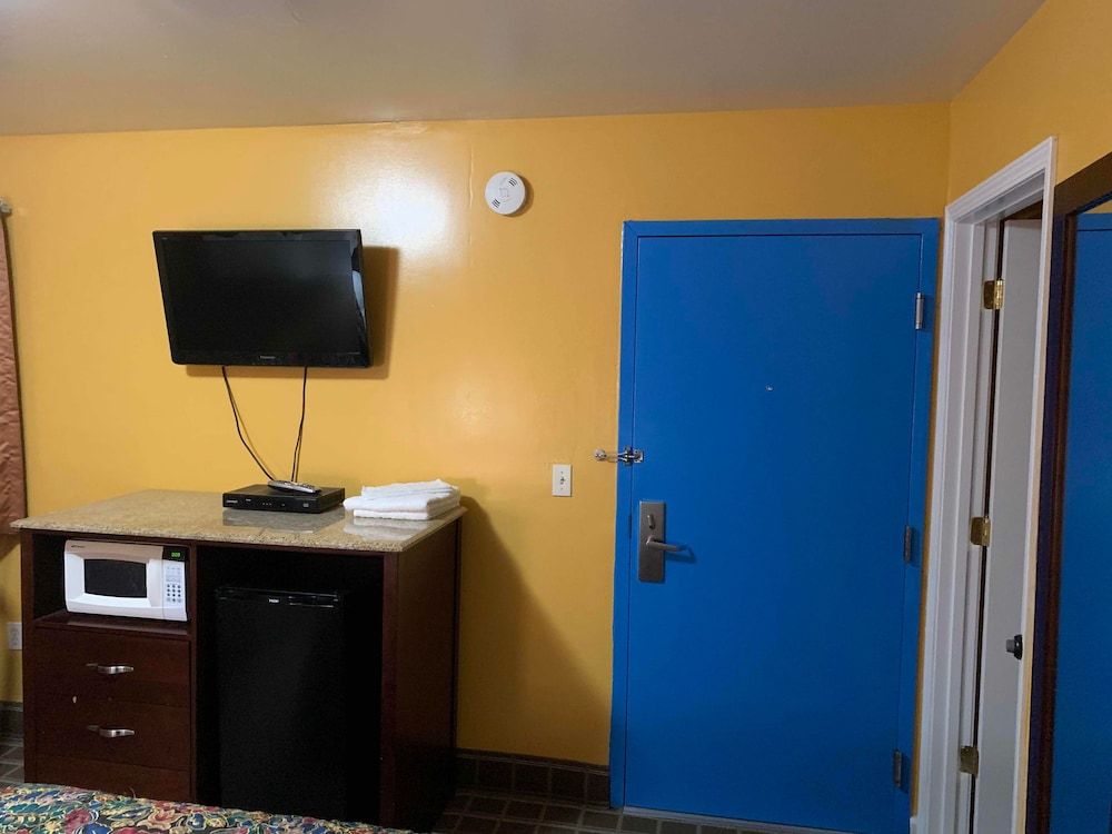 Scottish Inns Double Room, 2 Double Beds, Smoking 10