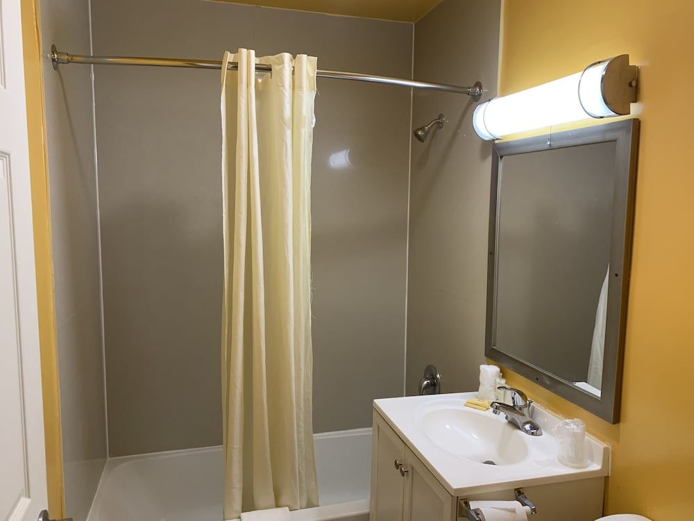 Scottish Inns Double Room, 2 Double Beds, Smoking 8