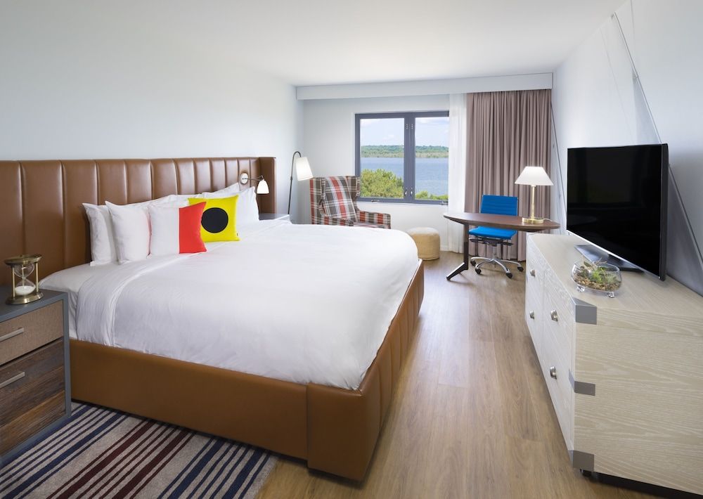 Premium Room, 1 King Bed, Mobility Accessible (Accessible Tub)