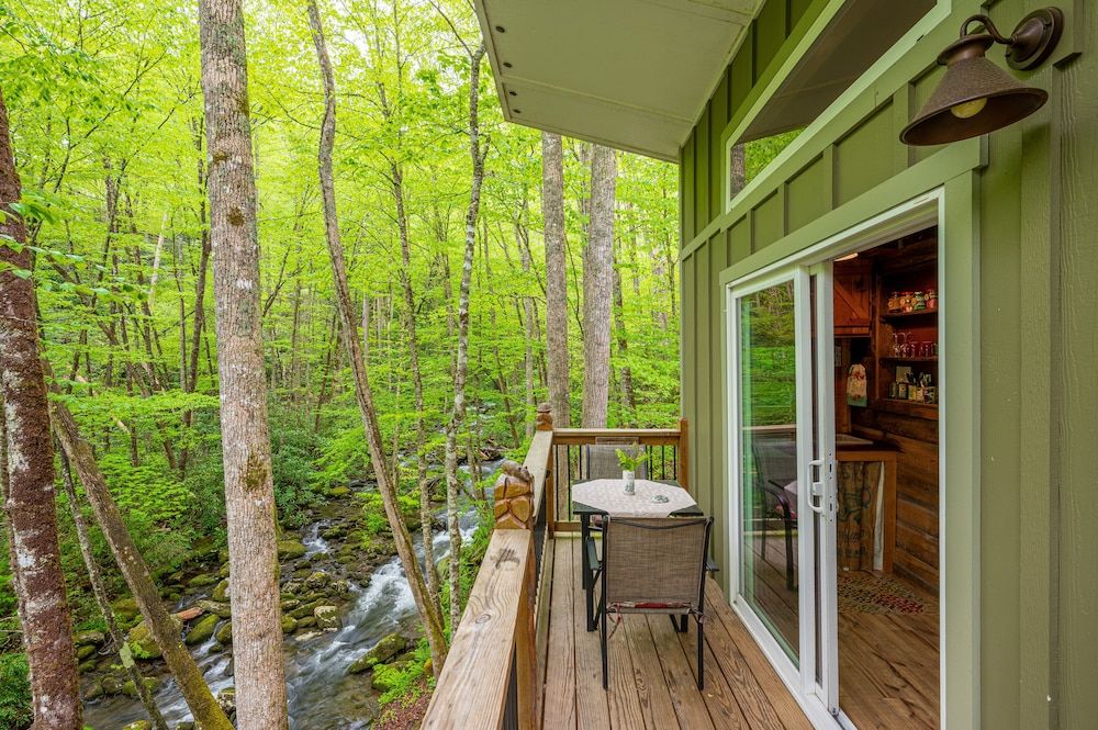 The Owl's Perch (5 inch clearance needed) Basic Room, 1 Queen Bed, River View, Overwater (5 inch clearance needed) 6