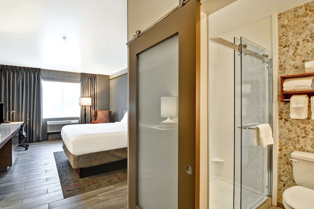 Room, 1 King Bed (Drinks & Snacks)