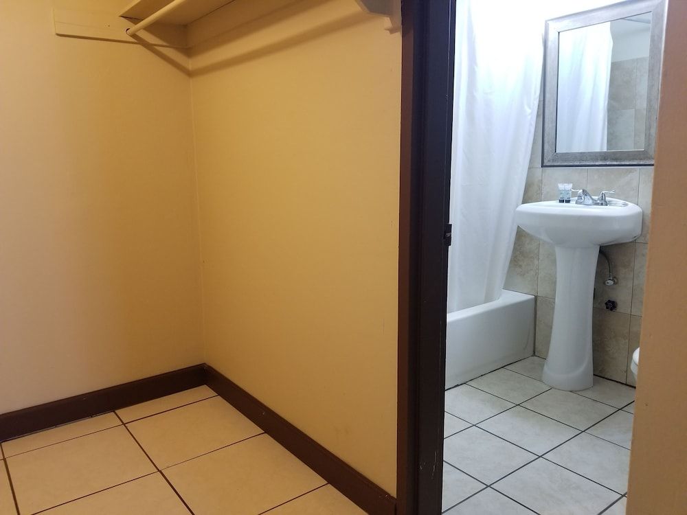 Parkway Inn Airport Motel Miami Economy Single Room, 1 Double Bed, Non Smoking 13
