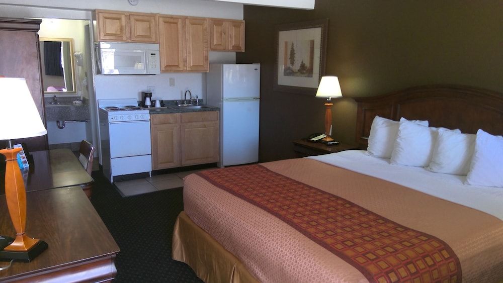 Standard Room, 1 King Bed, Kitchen