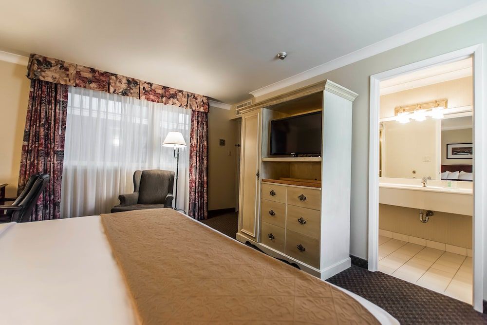 Business Room, 1 King Bed, Non Smoking (Upgrade)