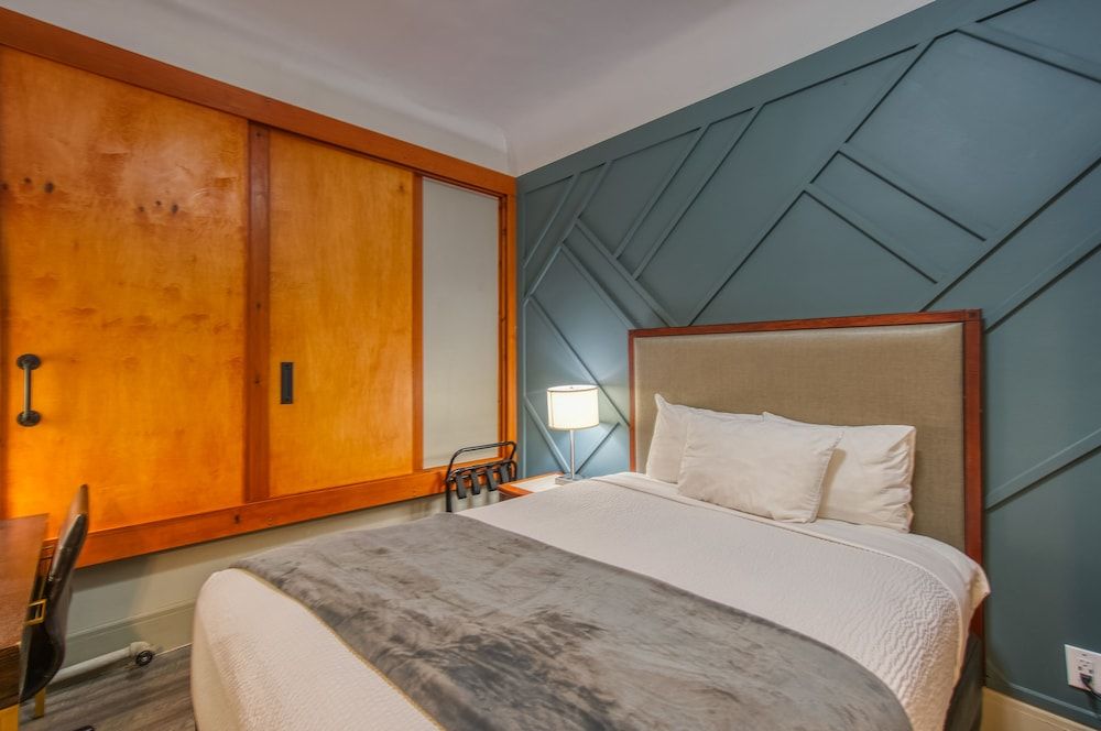 Ram's Hotel 1 Queen Bed with Sofa Bed, Shared Bathroom 14