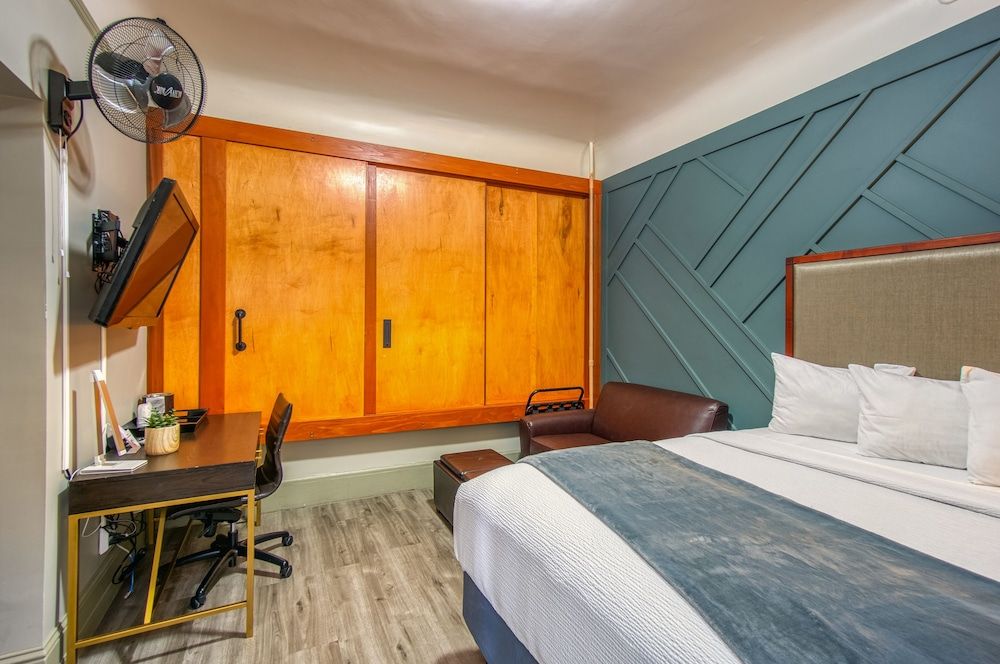 Ram's Hotel 1 Queen Bed with Sofa Bed, Shared Bathroom 6