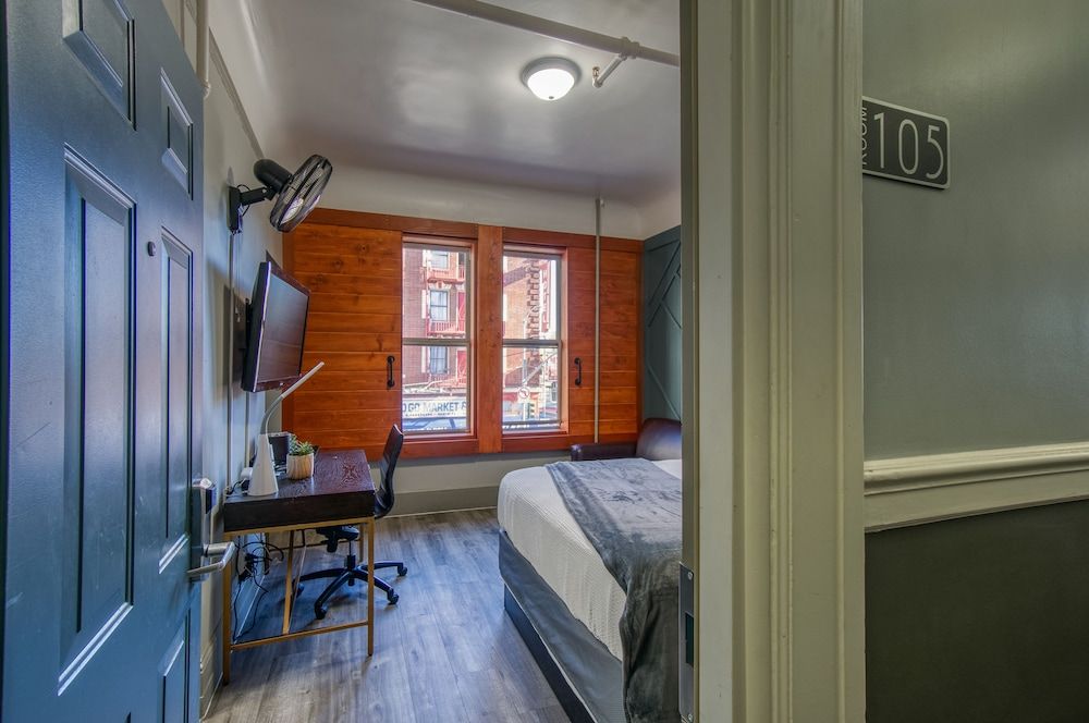 Ram's Hotel 1 Queen Bed with Sofa Bed, Shared Bathroom 24