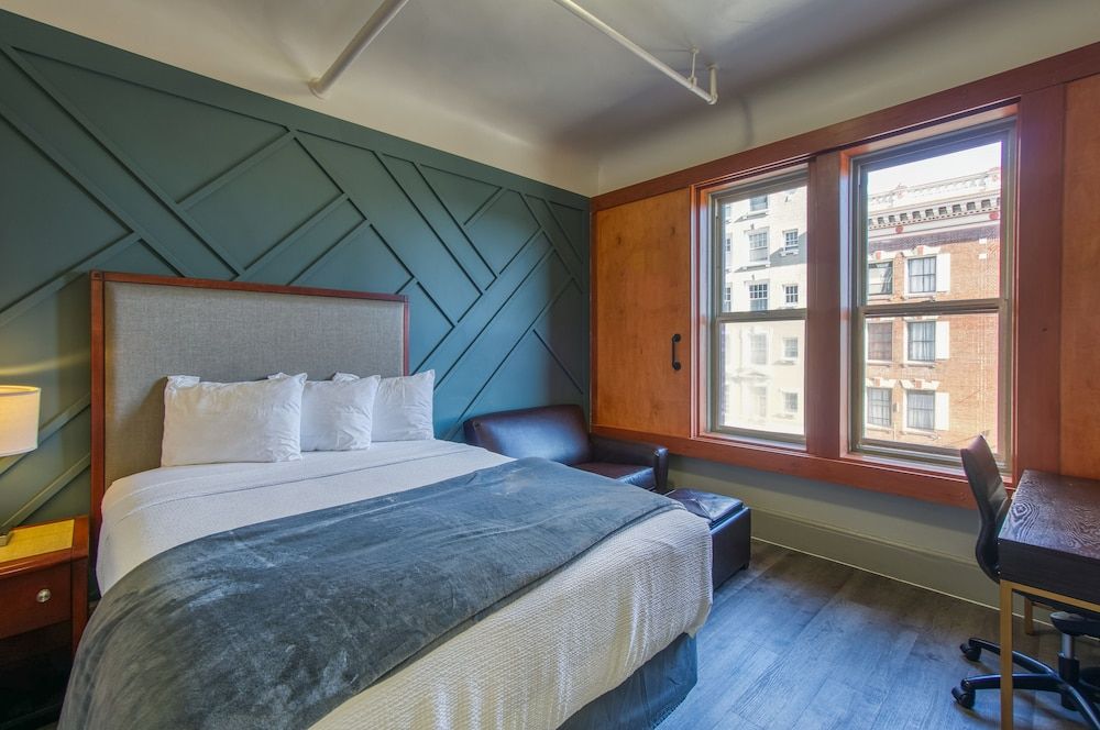 Ram's Hotel 1 Queen Bed with Sofa Bed, Shared Bathroom 16